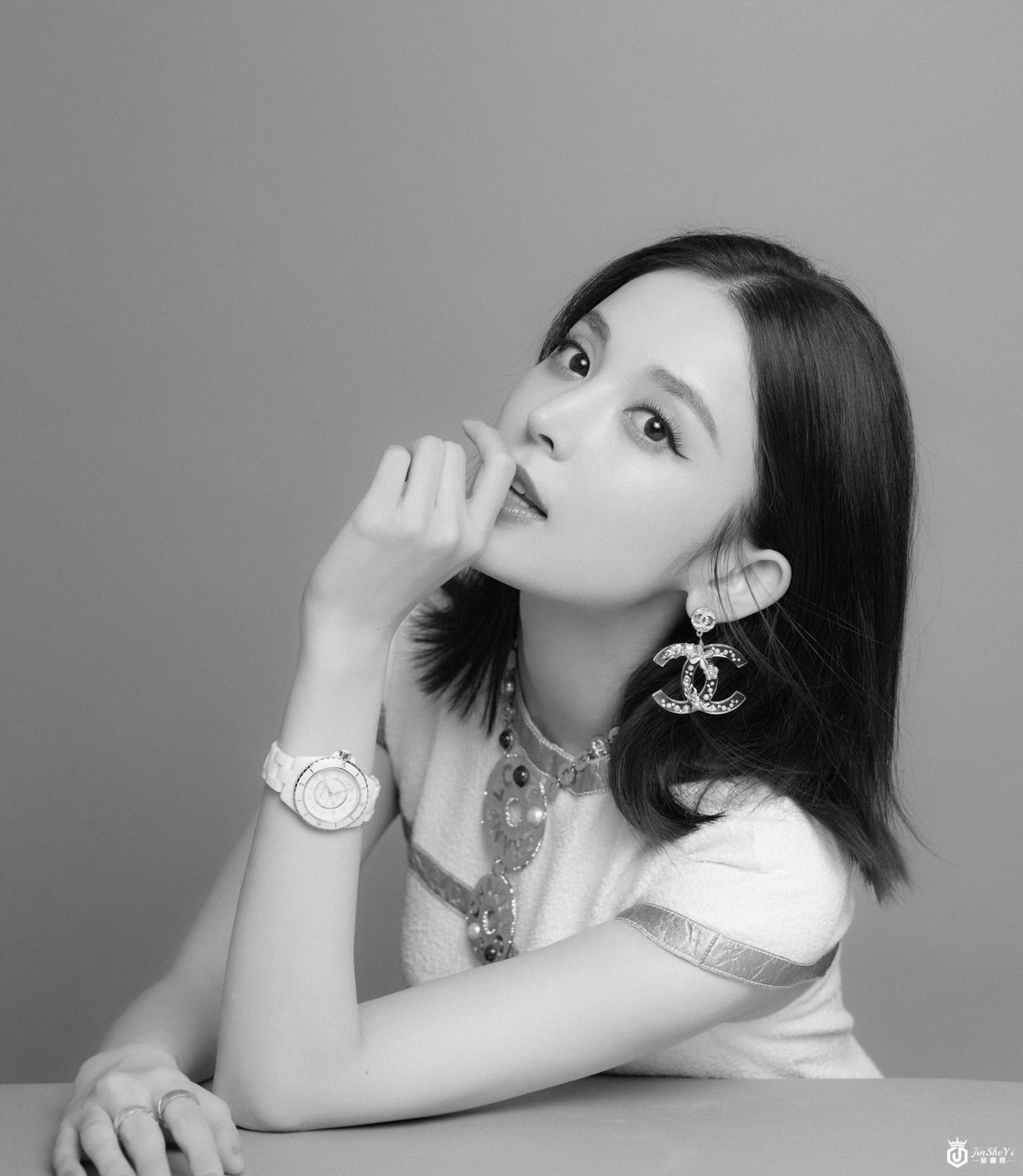 娜扎出席CHANEL全新J12腕表发布会