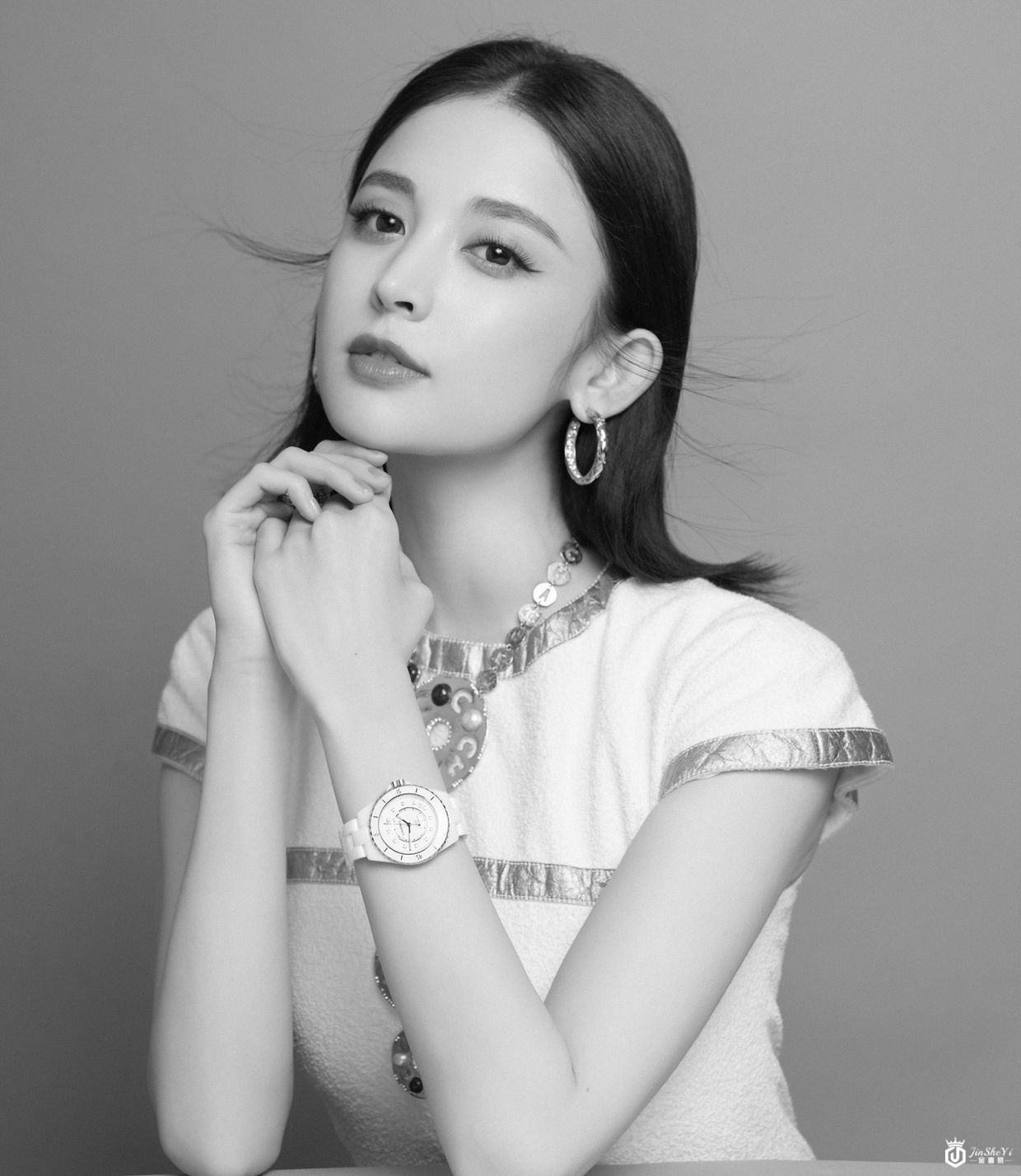 娜扎出席CHANEL全新J12腕表发布会