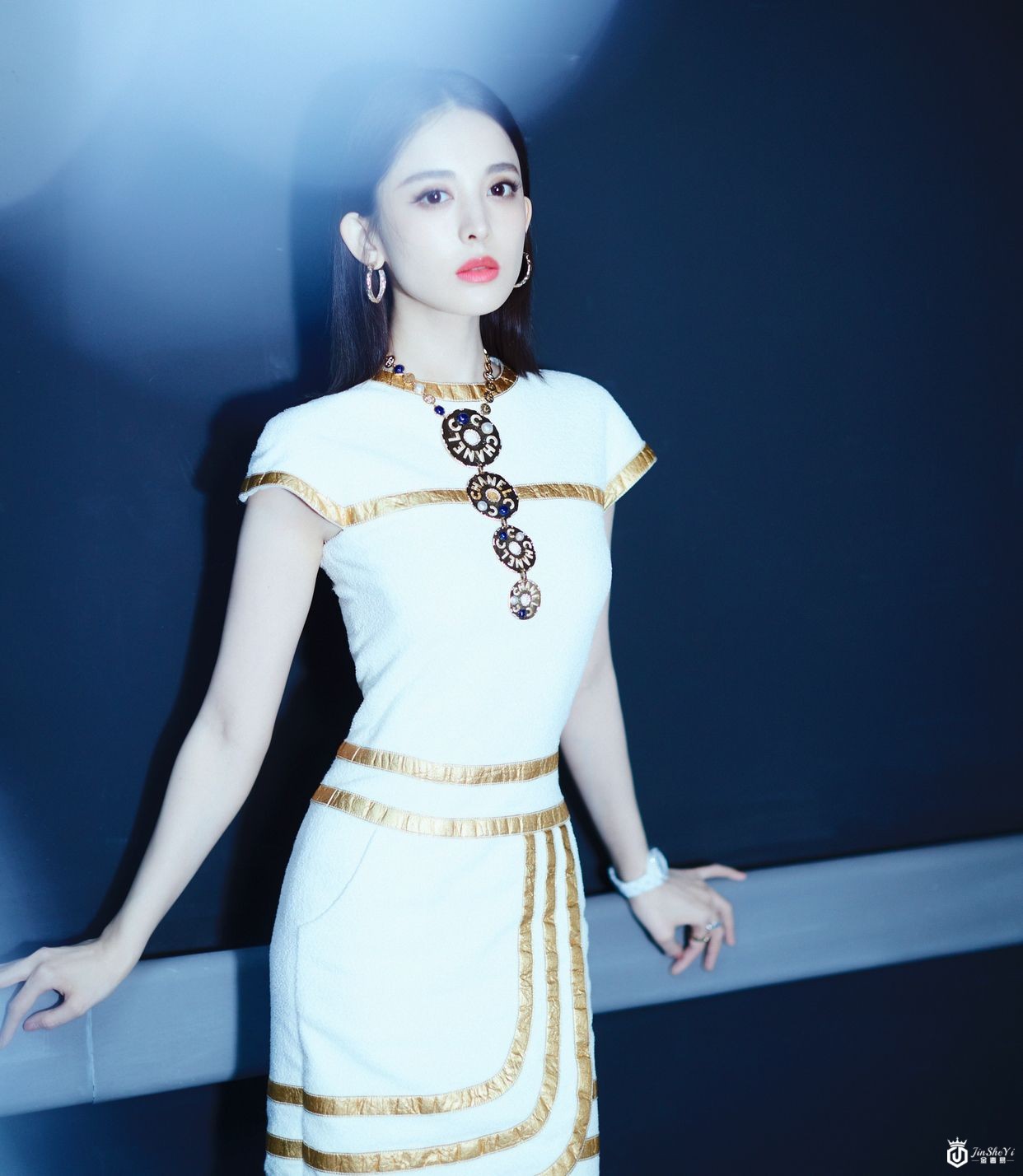 娜扎出席CHANEL全新J12腕表发布会