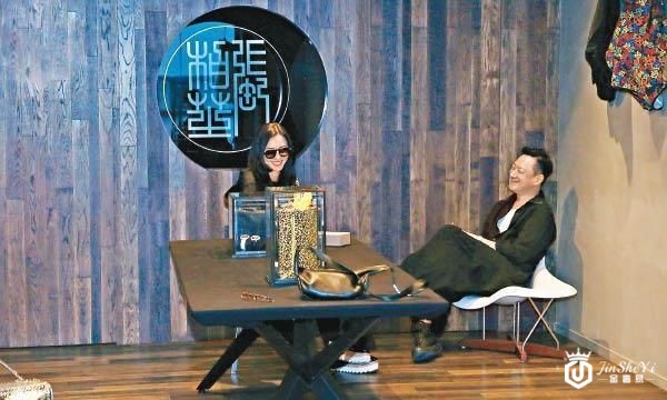 张柏芝为养家开奢侈品店，与谢霆锋门店相隔百米