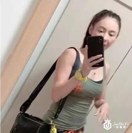 张柏芝为养家开奢侈品店，与谢霆锋门店相隔百米