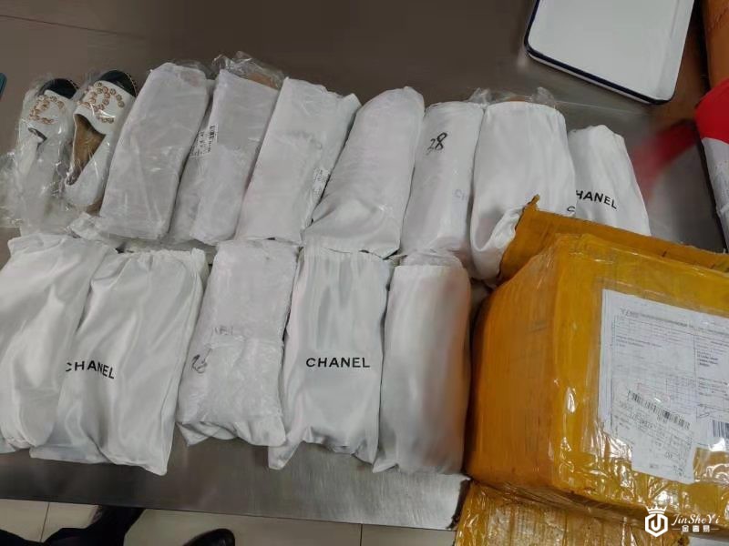 济南海关查获冒牌奢侈品300余件