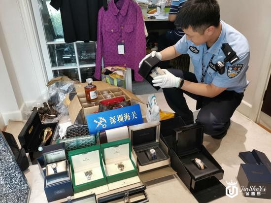 ▲海关缉私人员清点查获物品。