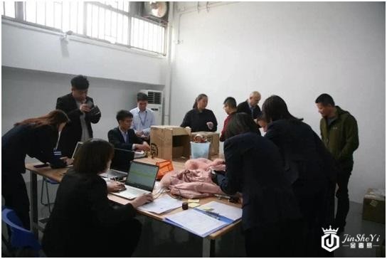 点击图片翻到下一页>> 鉴定六起涉案奢侈品,中检中奢中心助力拱北海关打击走私