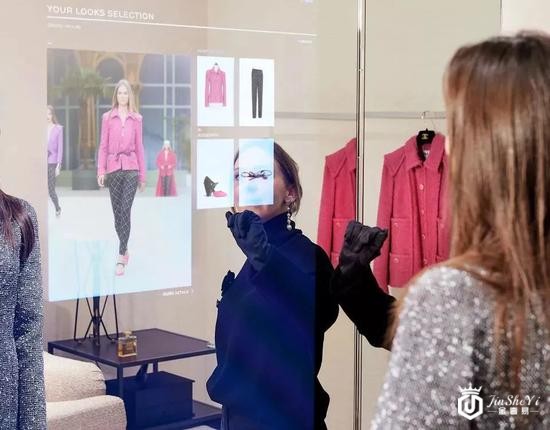 由 Chanel 和 Farfetch 共同打造的智能穿衣镜 　图片来源：品牌提供/Olivier Saillant