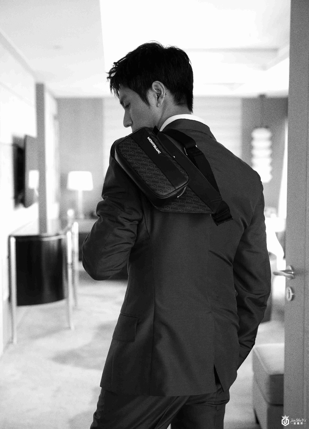 万宝龙全球品牌大使陈坤演绎万宝龙M-Gram 4810系列腰包