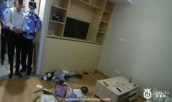 家里LV等奢侈品被盗，女子却漏出蜜汁般微笑！