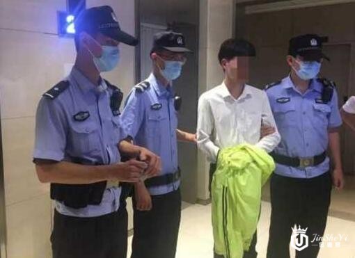 家里LV等奢侈品被盗，女子却漏出蜜汁般微笑！