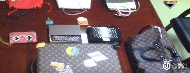 家里LV等奢侈品被盗，女子却漏出蜜汁般微笑！