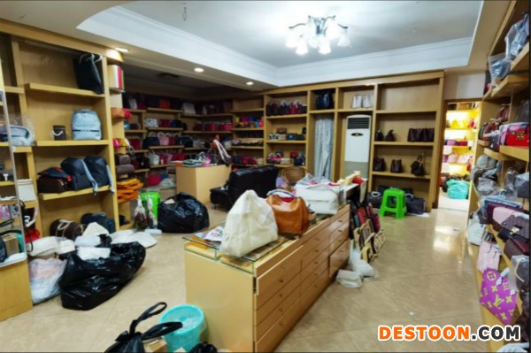 图说：犯罪团伙储存的假货仓库。警方供图