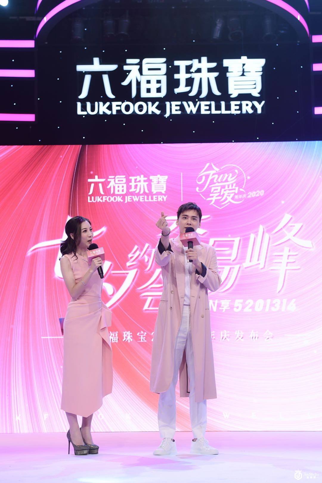 李易峰520花式比心甜蜜示爱