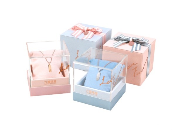 李易峰种草区大方展示Love Forever爱恒久系列18K金情侣挂坠/串饰及礼盒