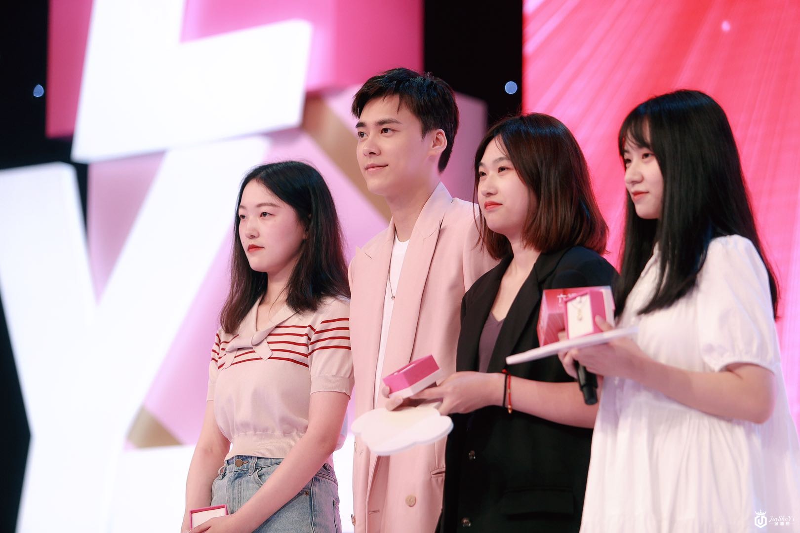 李易峰为参与互动游戏获胜者送上Dear Q18K金小蜜蜂项链并合影留念