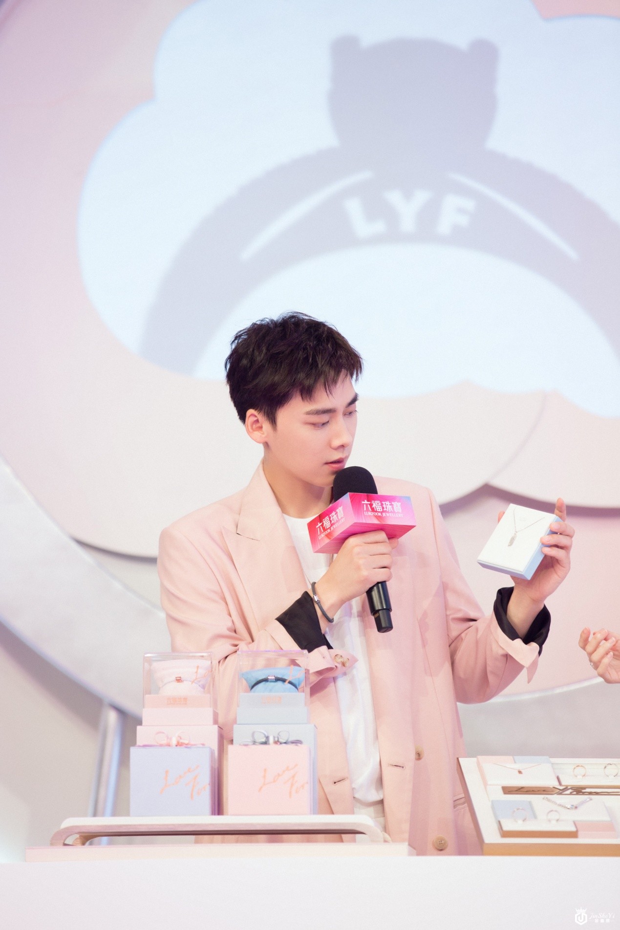 李易峰根据爱的场景为情侣用心挑选首饰为爱种草