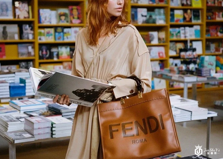 fendi新款托特包超优雅逛书店、喝午茶气质就靠它