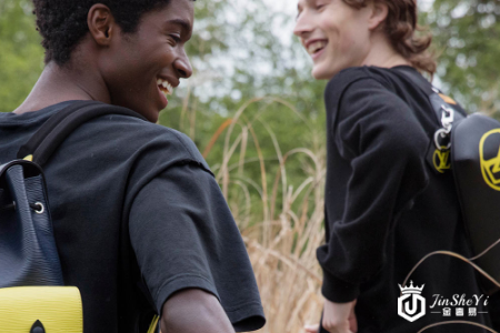 假包比真包先上市,上海警方抓获制售假冒lv品牌包袋犯罪团伙 假包比真包先上市,上海警方抓获制售假冒lv品牌包袋犯罪团伙