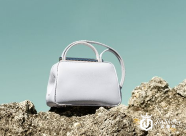 袁泉优雅知性演绎Valextra全新限量合作系列