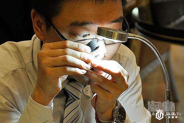 鉴定评估师在鉴定评估钻戒