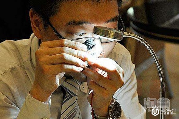 鉴定中心工作人员正在鉴定珠宝 鉴定中心工作人员正在鉴定珠宝