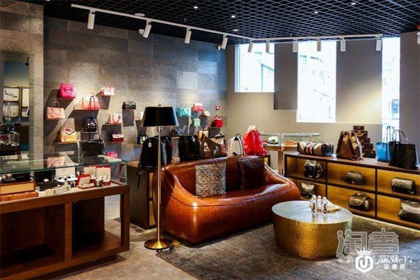 二手奢侈品店店内展示图
