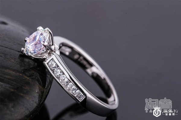 周生生2克拉钻戒