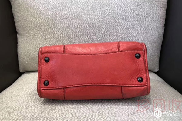 缪缪红色手提包底部 缪缪红色手提包底部