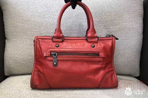 缪缪红色手提包背面 缪缪红色手提包背面