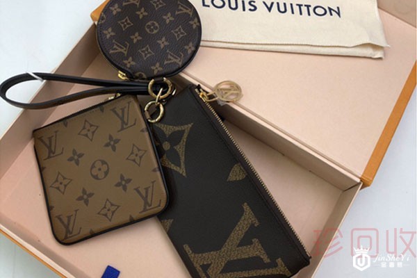 全新lv三合一回收价看成色新旧来判断吗