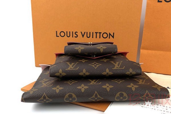 全新lv三合一回收价看成色新旧来判断吗