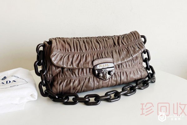 9成新的普拉达二手包回收多少钱