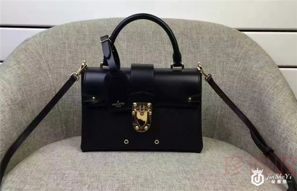 lv包有点划痕回收卖多少钱