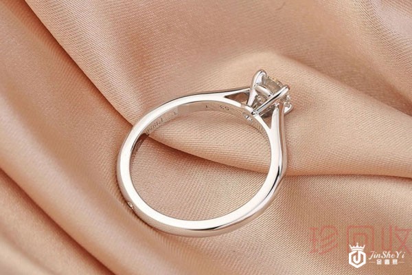 卡地亚一颗钻戒指回收多少钱主钻是关键