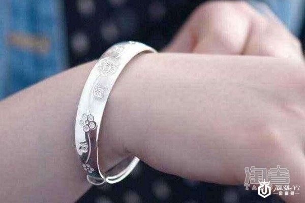 左手佩戴银手镯展示图