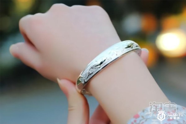 右手佩戴银手镯展示图