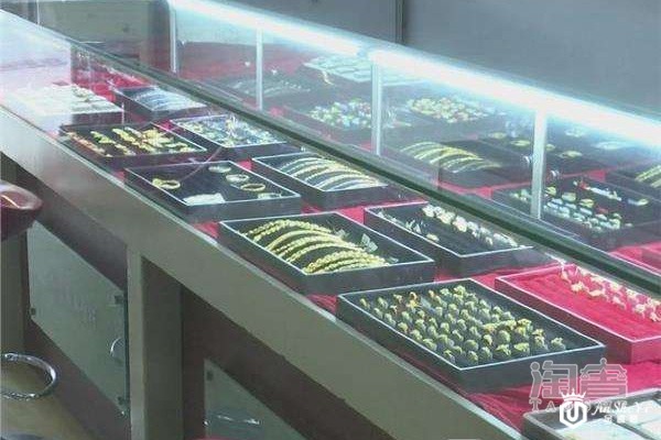典当行黄金首饰柜台展示图 典当行黄金首饰柜台展示图