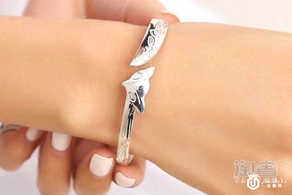 右手戴银手镯展示图 右手戴银手镯展示图