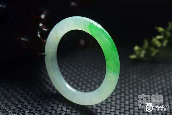 翡翠手镯侧面图