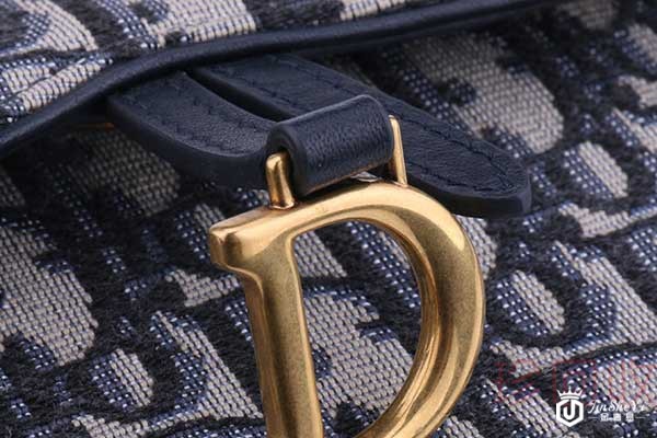 dior腰包回收价是否和成色有关