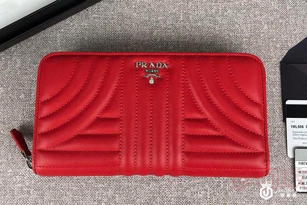 普拉达女包回收该找专业的机构 