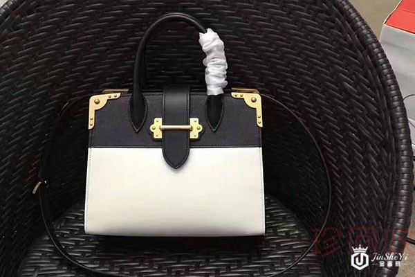 普拉达女包回收该找专业的机构 