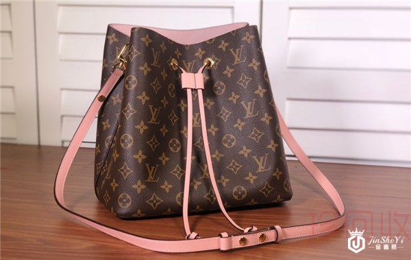 lv单肩斜挎两用包回收评估大概在多少钱