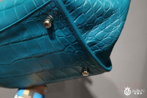 蔻驰鳄鱼纹女士单肩包背面细节实拍 蔻驰鳄鱼纹女士单肩包背面细节实拍