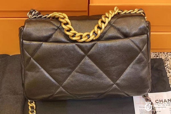 新品香奈儿黑金小号19包包背面 新品香奈儿黑金小号19包包背面