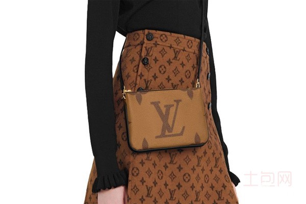 lv单肩手拿包佩戴图