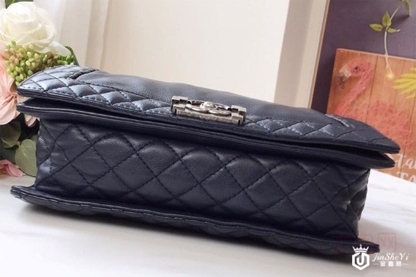 二手95新香奈儿Leboy单肩包底部实拍图 二手95新香奈儿Leboy单肩包底部实拍图