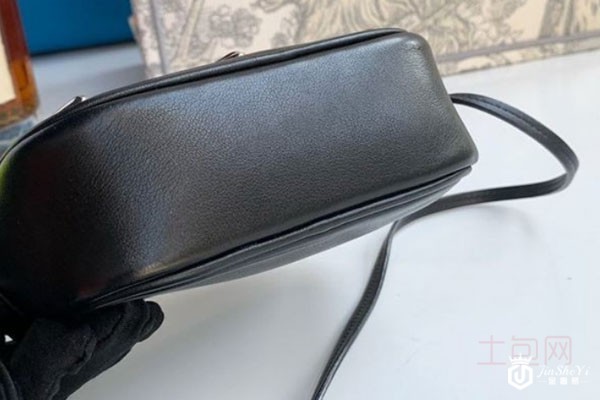 圣罗兰黑色爱心mini相机单肩包底部实拍 圣罗兰黑色爱心mini相机单肩包底部实拍