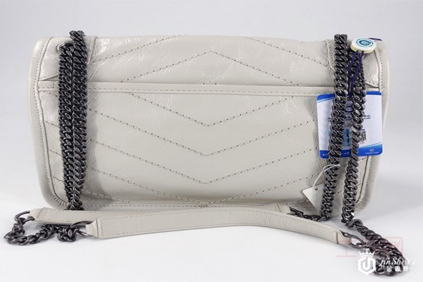 二手99新YSL女包奶白色翻盖女包背面实拍图