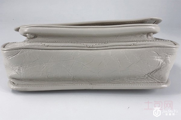 二手99新YSL女包奶白色翻盖女包底部实拍图