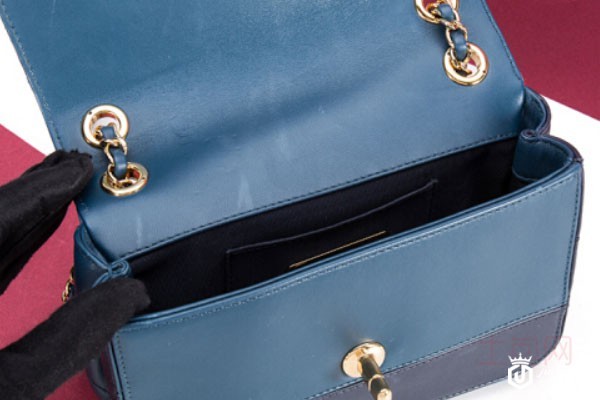 香奈儿经典双C金属logo菱格纹口盖包内部实拍