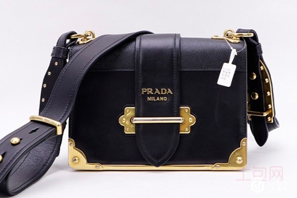 普拉达黑金宽肩带斜挎包外观展示 普拉达黑金宽肩带斜挎包外观展示